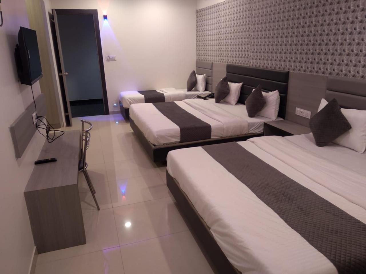 Hotel Selfie Inn Ahmedabad Exterior foto