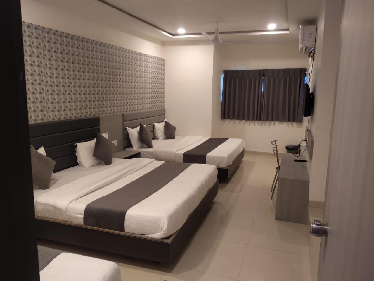 Hotel Selfie Inn Ahmedabad Exterior foto