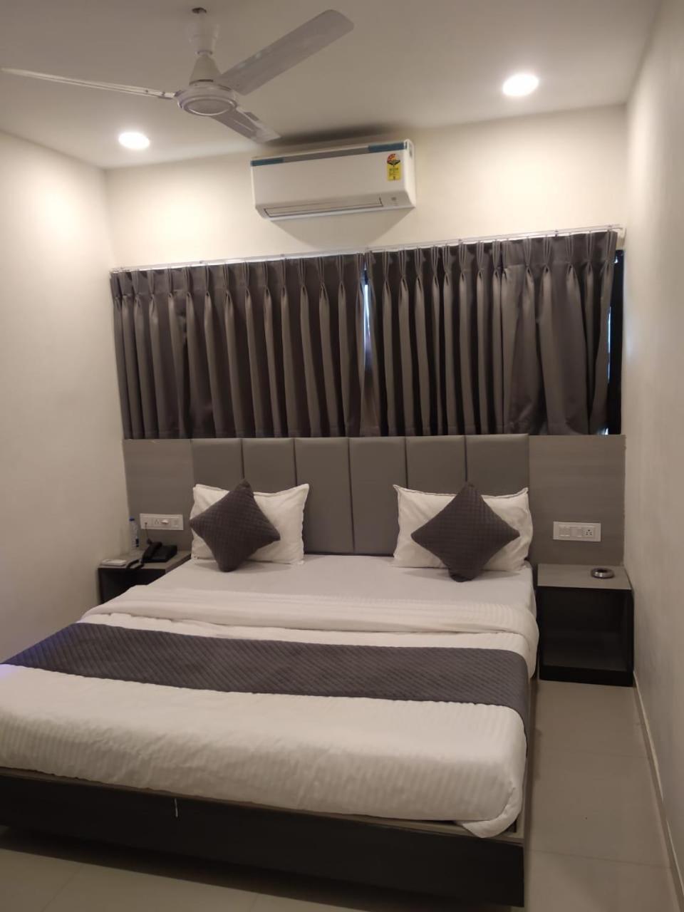 Hotel Selfie Inn Ahmedabad Exterior foto