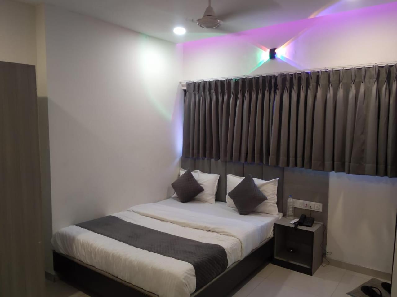 Hotel Selfie Inn Ahmedabad Exterior foto
