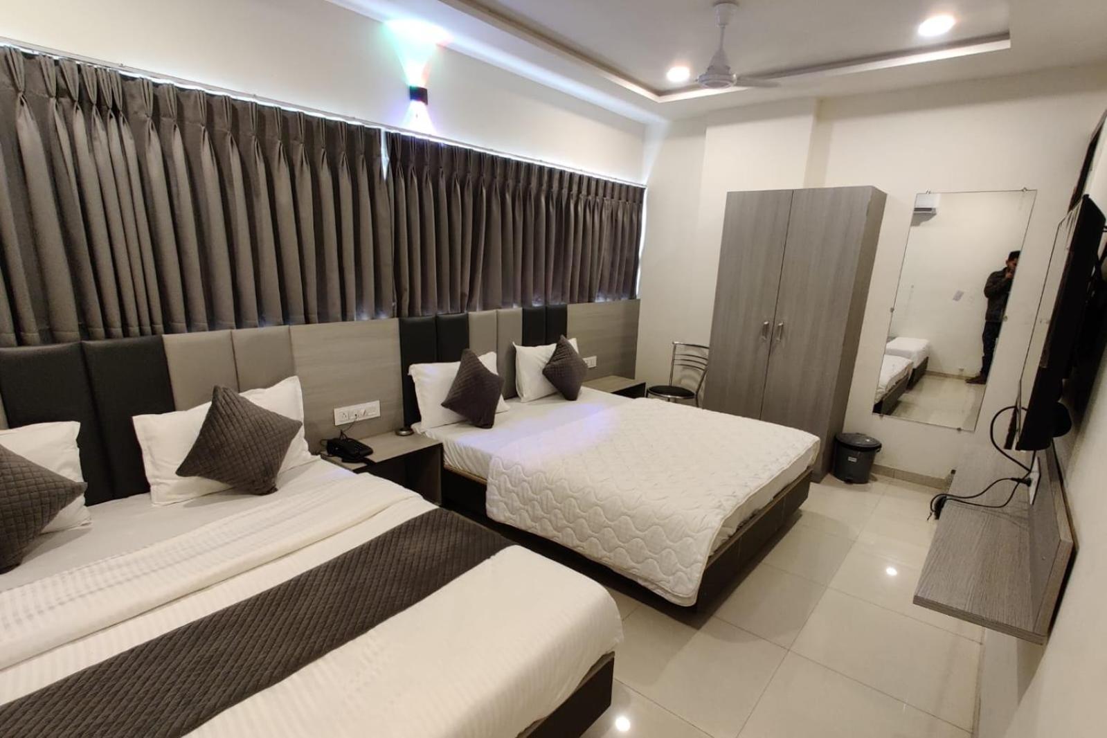 Hotel Selfie Inn Ahmedabad Exterior foto