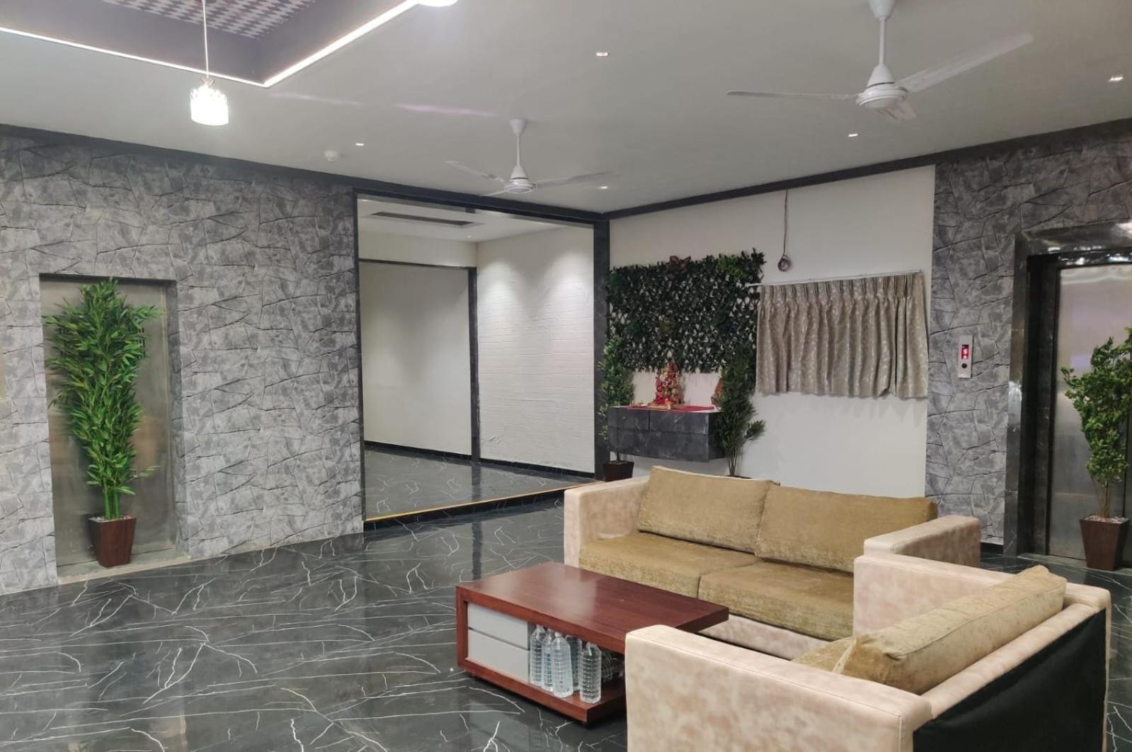 Hotel Selfie Inn Ahmedabad Exterior foto