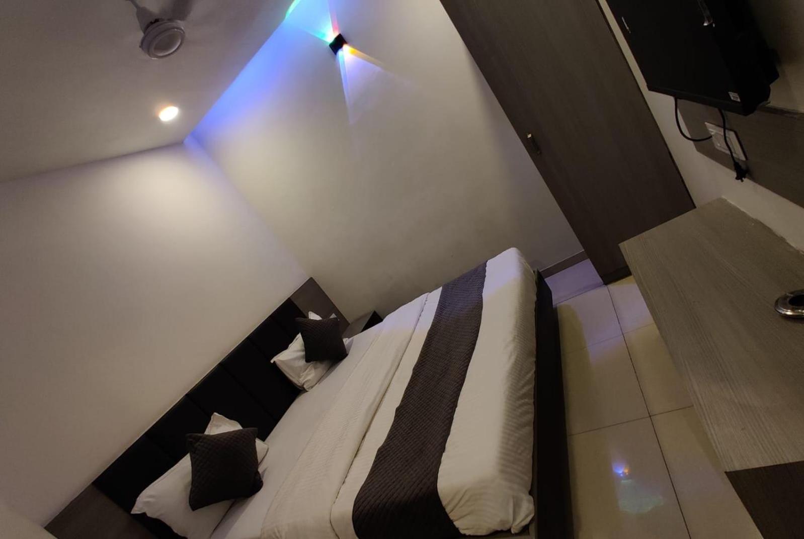 Hotel Selfie Inn Ahmedabad Exterior foto